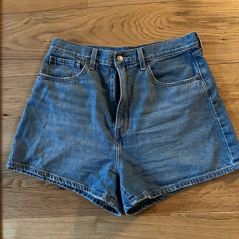 High waisted loose Levi shorts